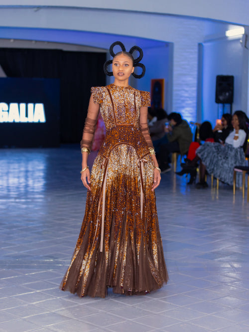 Angalia runway Mwezi Dress