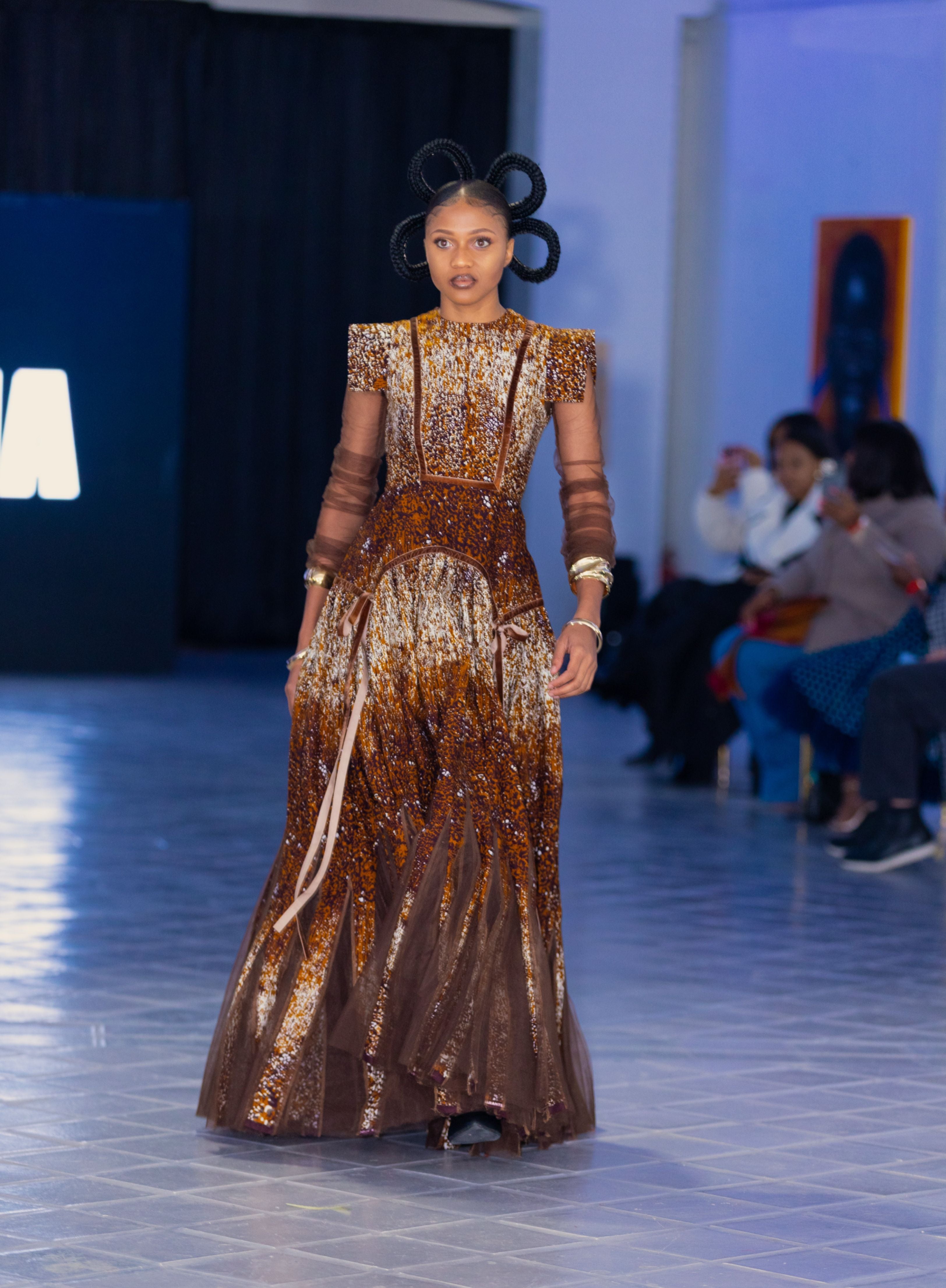 Angalia runway Mwezi Dress
